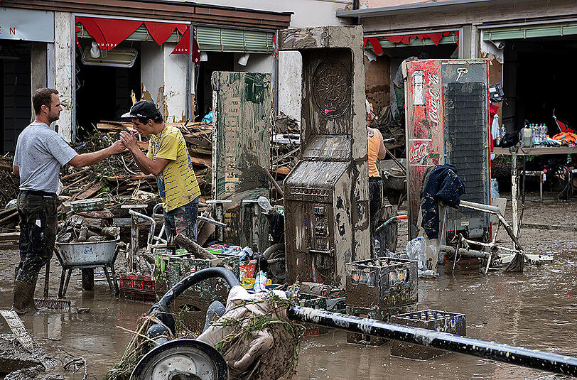 Aufräumen nach dem Hochwasser: Nasser Müll, Schlamm und Wasser soweit das Auge reicht. Die Bilder aus Simbach am Inn, Triftern und weiteren Gemeinden.