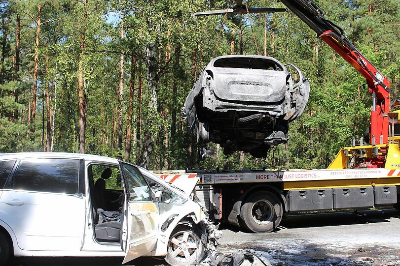 Das Geschlecht der Person am Steuer des ersten Wagens war zunächst ebenso unklar wie die Identitäten der weiteren Beteiligten.