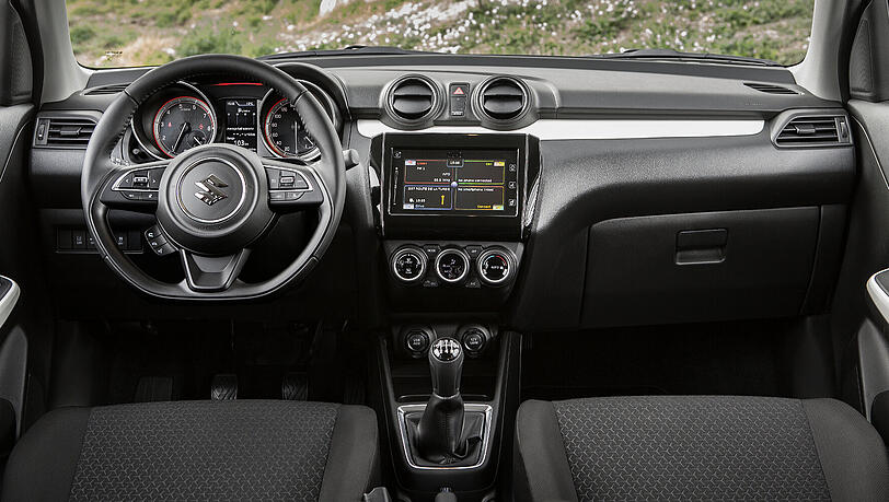 Aufgeräumt und auf den Fahrer hin orientiert: das Armaturenbrett des Swift. Aufgeräumt und auf den Fahrer hin orientiert: das Armaturenbrett des Swift.