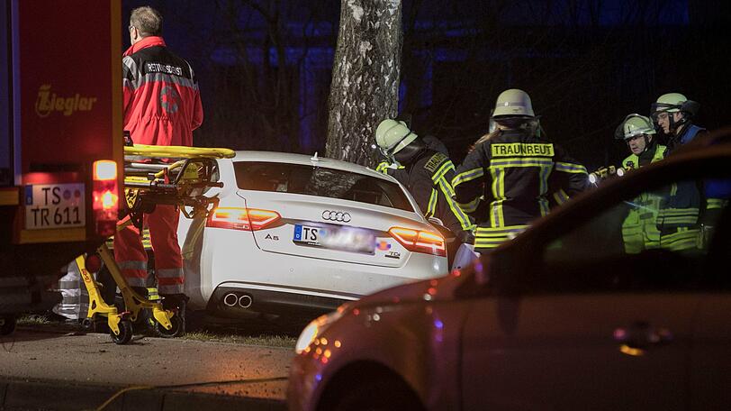 Bei einem Überholmanöver mit überhöhter Geschwindigkeit kam in Traunstein ein Audi A5 von der Straße ab und krachte frontal gegen einen Baum.