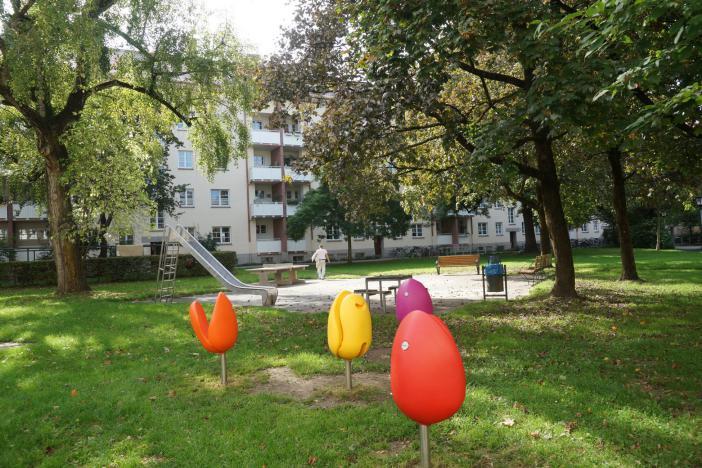 Die Sitztulpen sind ein Geschenk der niederländischen Botschaft.
