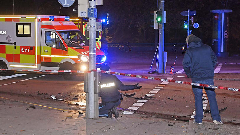 Dieser Crash hätte durchaus schlimmer ausgesehen können - fünf der sechs Unfallbeteiligten wurden nur leicht verletzt, eine Person mittelschwer. Die Bilder vom Unfallort.
