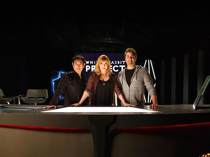 Grant Imahara (l-r), Kari Byron und Tory Belleci in der Netflix-Serie "White Rabbit Project".