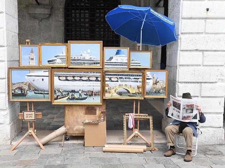 Ein Kreuzfahrtschiff in Venedig.