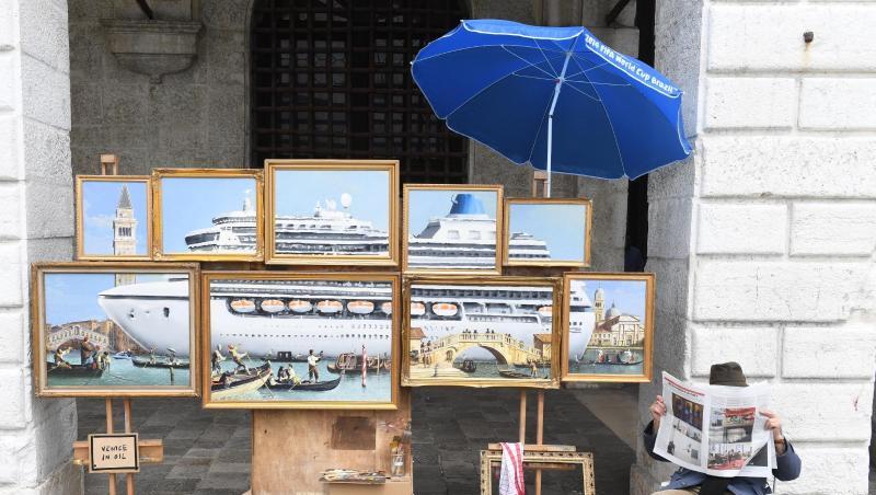 Ein Kreuzfahrtschiff in Venedig. Ein Kreuzfahrtschiff in Venedig.