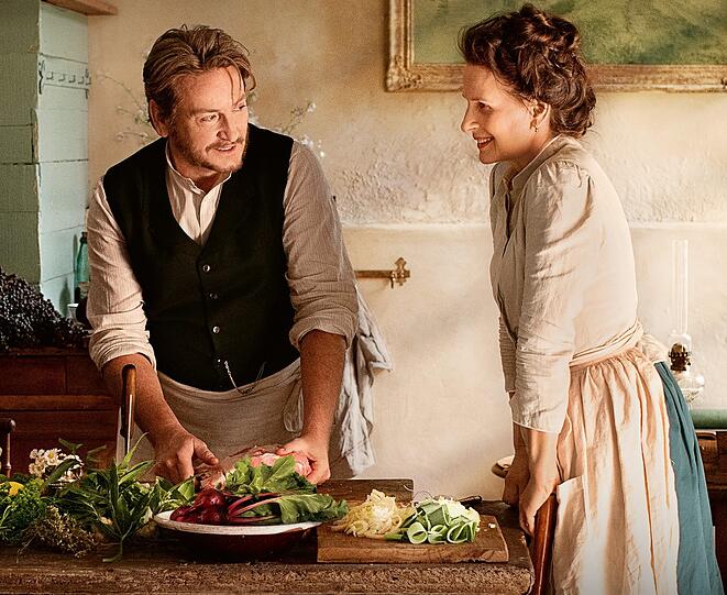 Eugénie (Juliette Binoche) und Dodin (Benoît Magimel) in ihrer Küche, die auch Ort seiner Verehrung für seine "geliebte Köchin" ist.