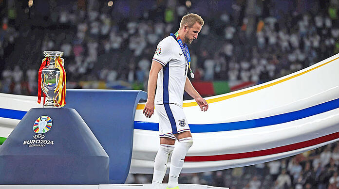 Und wieder kein Titel: Kapitän Harry Kane verliert das EM-Finale mit England gegen Spanien 1:2. Nach seinem Urlaub greift er beim FC Bayern in der neuen Saison wieder an.  Fotos: sampics/Augenklick, Robert Michael/dpa