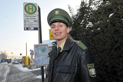 Polizistin Elke Eichinger holte mit ihrem Kollegen an der Bushaltestelle &bdquo;Saarbrückener Straße&ldquo; eine Frau ins Leben zurück.