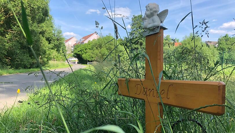 Ein Holzkreuz am Tatort erinnert an den vor fünf Jahren in Bayreuth getöteten 24-jährigen Radfahrer. (Archivbild)