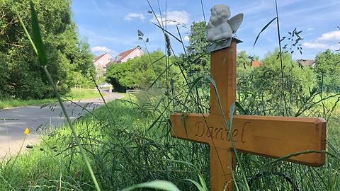 Ein Holzkreuz am Tatort erinnert an den vor fünf Jahren in Bayreuth getöteten 24-jährigen Radfahrer. (Archivbild)