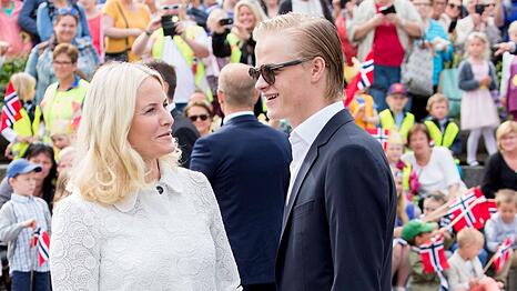 Kronprinzessin Mette-Marit mit ihrem &auml;ltesten Sohn Marius Borg H&oslash;iby, der aus einer fr&uuml;heren Beziehung stammt.