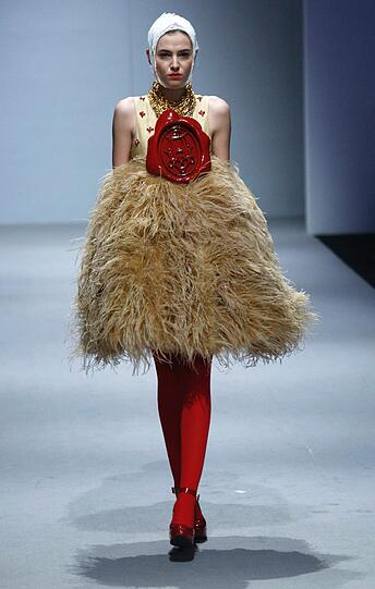 Ein riesiges Siegel, ähnlich den früheren Briefumschlag-Verschlüssen, prangt auf diesem fransigen Kleid. Entworfen von Andy Ho, vorgestellt auf der Fashion Week in Hongkong, die zeitgleich mit der Fashion Week in Berlin stattfindet.
