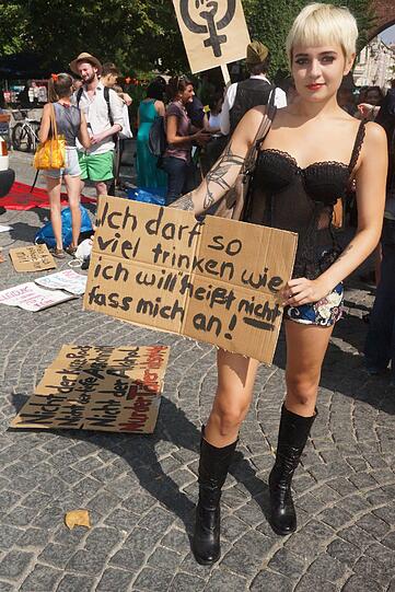Beim Slutwalk wird in München und vielen anderen Städten gegen sexuelle Unterdrückung demonstriert: Hier die Bilder vom Sendlinger Tor.
