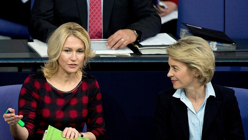 Zwei Frauen an der Macht: Familienministerin Manuela Schwesig (l.) und Verteidigungsministerin Ursula von der Leyen. Zwei Frauen an der Macht: Familienministerin Manuela Schwesig (l.) und Verteidigungsministerin Ursula von der Leyen.