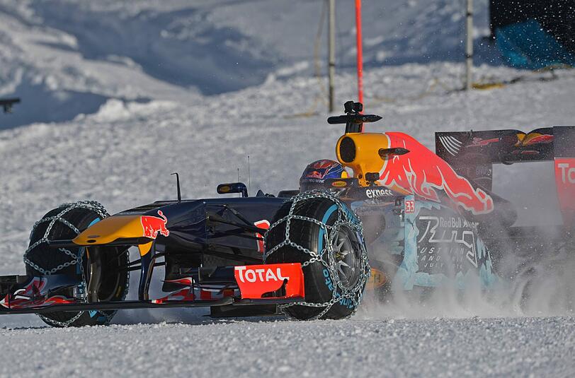 Lautlose Drifts, statt rauchender Gummis: In Kitzbühel fuhr Max Verstappen mit seinem Formel-1-Renner vor malerischer Bergkulisse auf einer Skipiste.