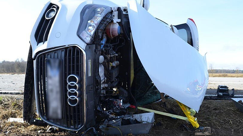 Eine 24-Jährige übersieht beim Überholen den Gegenverkehr - es kommt zum Frontalcrash.