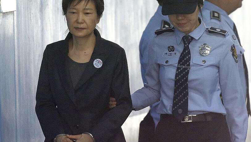 In Handschellen: Südkoreas Ex-Präsidentin Park Geun Hye erscheint zu einer Anhörung vor Gericht. In Handschellen: Südkoreas Ex-Präsidentin Park Geun Hye erscheint zu einer Anhörung vor Gericht.