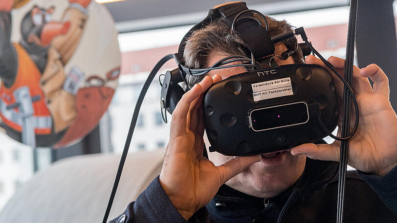 Bayerns Ministerpräsident Markus Söder (CSU) informiert sich im Infozentrum für die 2. Stammstrecke in München mit Hilfe einer Virtual-Reality-Brille über die Verbesserungsmöglichkeiten des Nahverkehrs in Bayern.