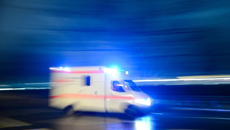 Ein Rettungswagen fährt auf der Straße mit Blaulicht entlang. Foto: Lukas Schulze/Archiv Ein Rettungswagen fährt auf der Straße mit Blaulicht entlang. Foto: Lukas Schulze/Archiv