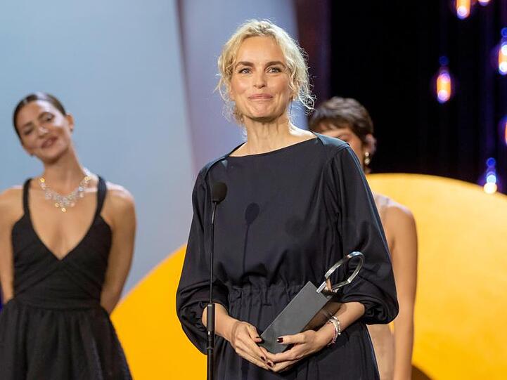 Nina Hoss hält ihre Dankesrede beim 67. Filmfestival San Sebastián.
