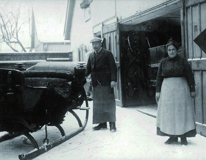 Die Frieseneggers vor der Stallung auf dem Hof der Birkenau 12.