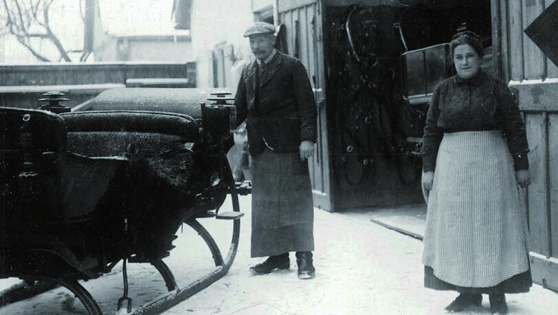 Die Frieseneggers vor der Stallung auf dem Hof der Birkenau 12. Die Frieseneggers vor der Stallung auf dem Hof der Birkenau 12.