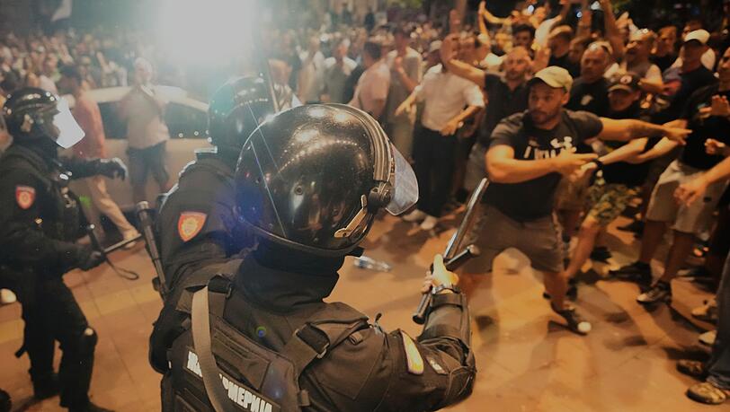 Laut Staatschef Vucic wurden Dutzende Zivilisten und auch mehrere Militärpolizisten verletzt. (Archivbild)