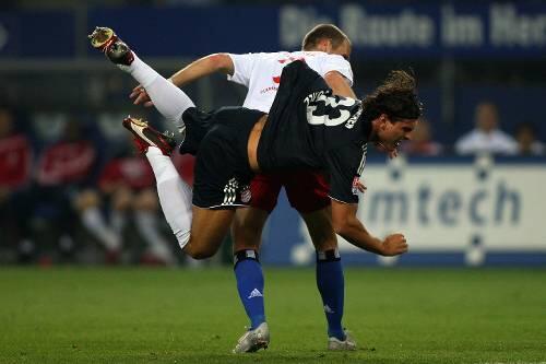 Ausgehebelt: Der Hamburger David Rozehnal verhilft Mario Gomez zu einer unfreiwilligen Flugeinlage.