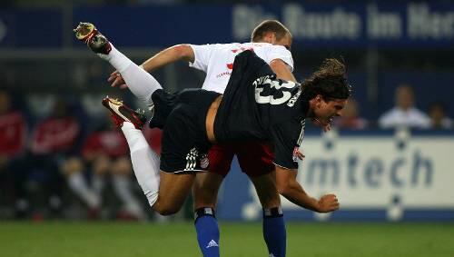 Ausgehebelt: Der Hamburger David Rozehnal verhilft Mario Gomez zu einer unfreiwilligen Flugeinlage.