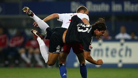 Ausgehebelt: Der Hamburger David Rozehnal verhilft Mario Gomez zu einer unfreiwilligen Flugeinlage.