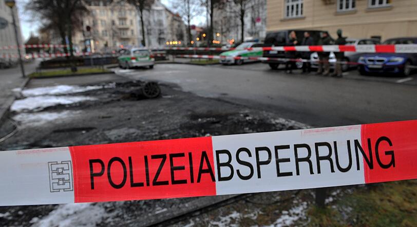Schwarze Flecken: Wo die Fahrzeuge standen, ist der Boden völlig verkohlt
