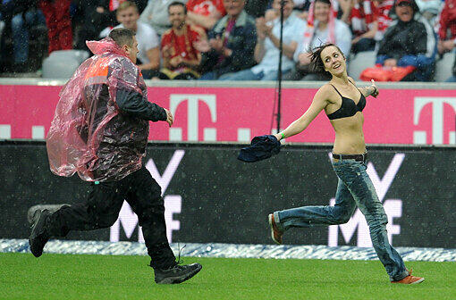 Der FC Bayern hat jetzt die Anzeige gegen die Dame zurüchgezogen. Hier gibt's noch mehr lustige Nackt-Auftritte im Sport...