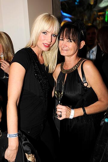 Sarah Kern und Sonja Piller bei der HSE24 Champagner Bar auf der Nacht der Medien in München am 16.10.2013