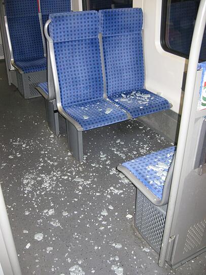 Ein betrunkener Mann hat im Oktober 2015 in der S7 ein Trennscheibe zertrümmert.