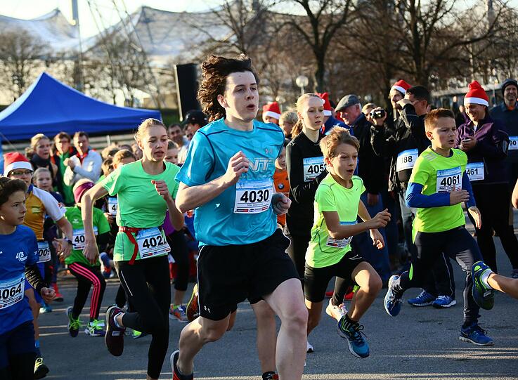 Am Samstag liefen mehr als 1.700 Münchner durch den Olympiapark. Die Bilder vom Nikolauslauf.