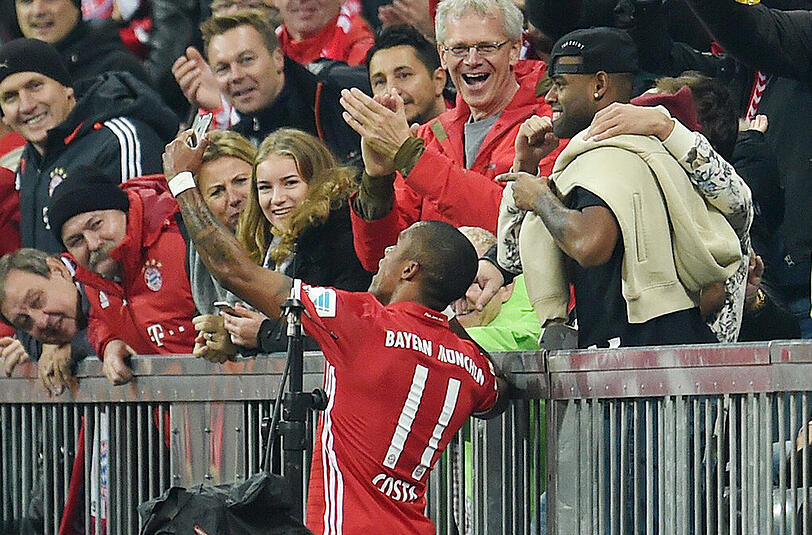 Douglas Costa trifft zum 2:0 für die Bayern. Danach folgte sein Selfie-Jubel. Die Bilder.