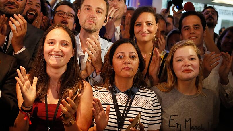 Mitglieder der Partei "La Republique en Marche" feiern ihren Sieg.