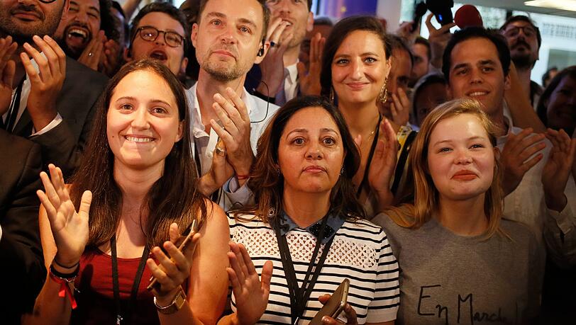 Mitglieder der Partei "La Republique en Marche" feiern ihren Sieg. Mitglieder der Partei "La Republique en Marche" feiern ihren Sieg.