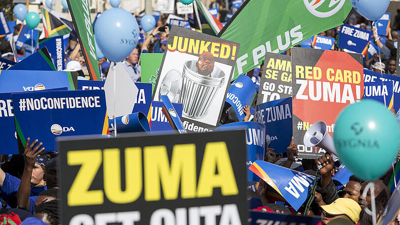 Dem südafrikanischen Präsidenten Zuma werden unter anderem Korruption und Machtmissbrauch vorgehalten - den Misstrauensantrag der Opposition hat er überstanden - wenn auch knapp.