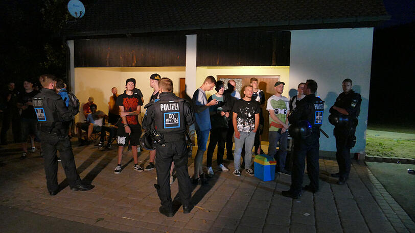 Die Polizei musste die gut 180 Demonstranten vom Wohnhaus des "Drachenlords" trennen.
