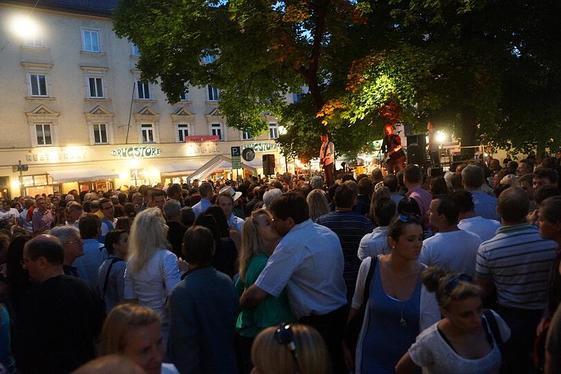 Die Live-Bands durften offiziell bis 23 Uhr spielen, ausgeschenkt wurde auf den Straßen bis 0.30 Uhr. Offiziell war die Party um 1 Uhr zu Ende.