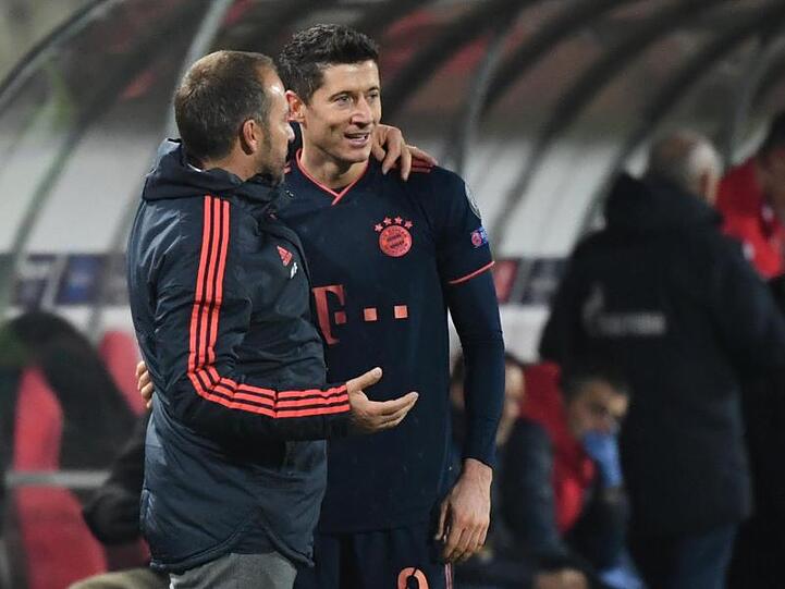 Münchens Trainer Hansi Flick (l) umarmt Robert Lewandowski. Foto: Sven Hoppe/dpa/Archivbild