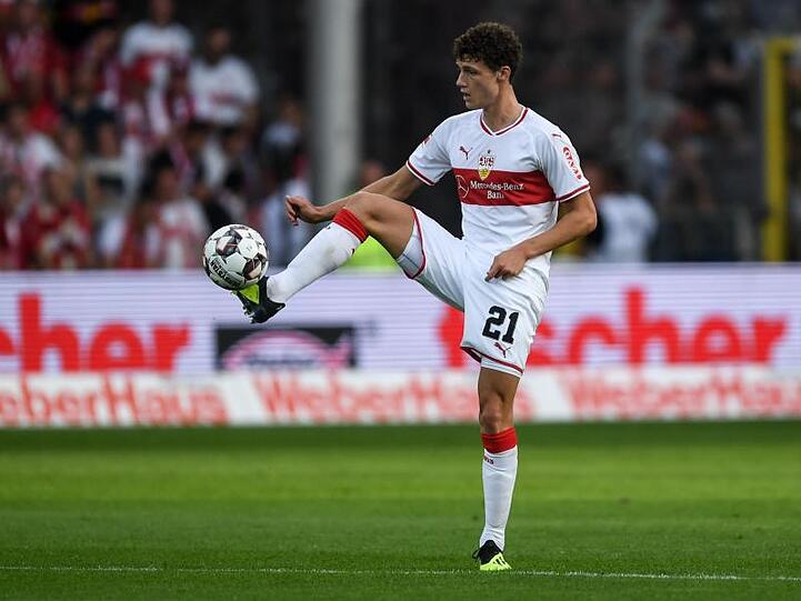Benjamin Pavard von Stuttgart nimmt den Ball an. Foto: Patrick Seeger/Archiv