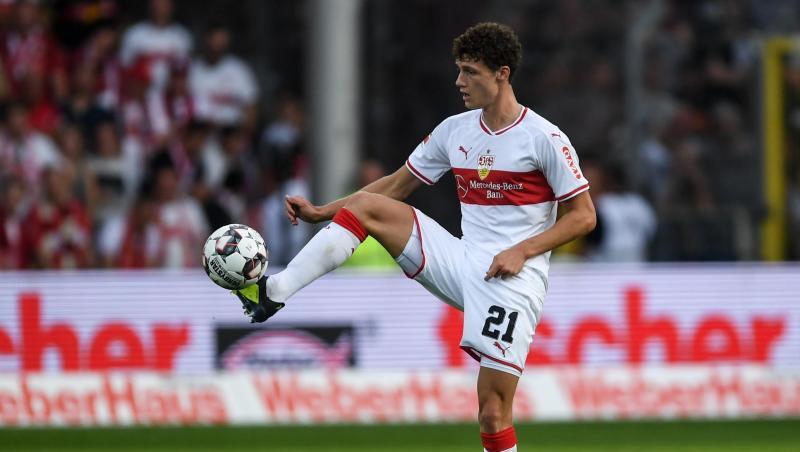 Benjamin Pavard von Stuttgart nimmt den Ball an. Foto: Patrick Seeger/Archiv Benjamin Pavard von Stuttgart nimmt den Ball an. Foto: Patrick Seeger/Archiv