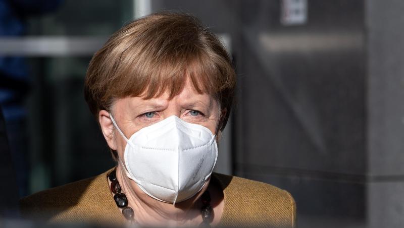 Bundeskanzlerin Angela Merkel (CDU) verlässt nach einer Pressekonferenz zur aktuellen Lage das Haus der Bundespressekonferenz.