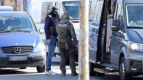 Bei einer Durchsuchung im baden-württembergischen Reutlingen wurde ein Beamter eines Spezialeinsatzkommandos (SEK) durch einen Schuss verletzt.