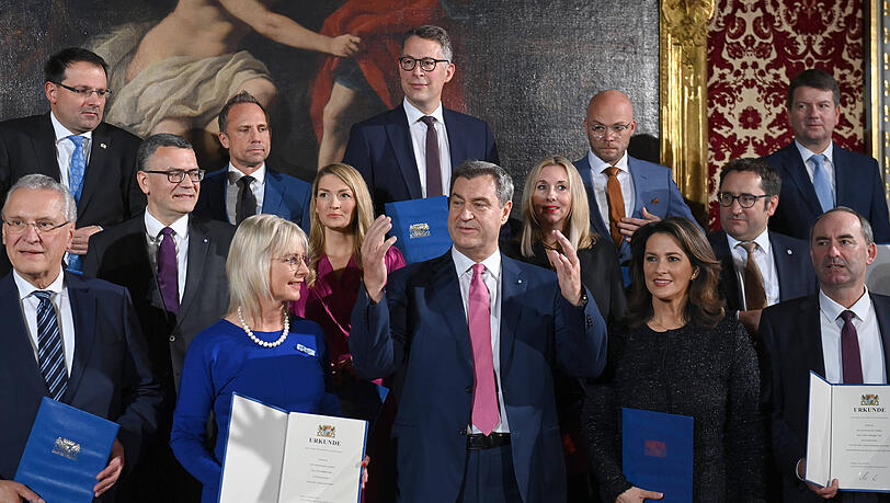 Markus Söder und sein Kabinett nach der Landtagswahl 2023. Ob sich da ein Nachfolger für den Ministerpräsidentenposten findet, falls Söder selbst doch nach Berlin wechselt? Markus Söder und sein Kabinett nach der Landtagswahl 2023. Ob sich da ein Nachfolger für den Ministerpräsidentenposten findet, falls Söder selbst doch nach Berlin wechselt?