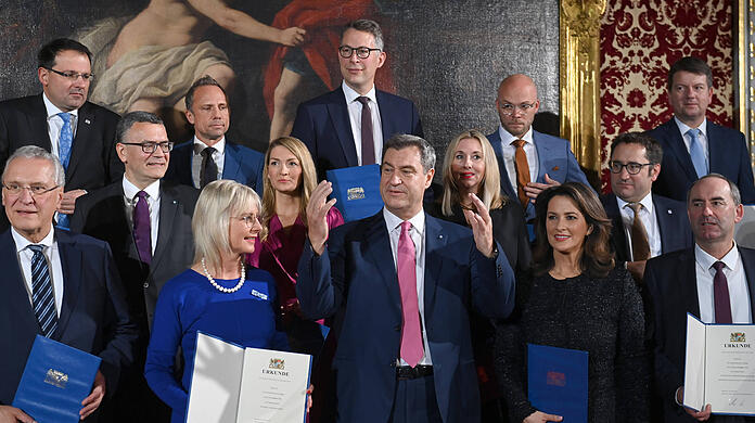 Markus Söder und sein Kabinett nach der Landtagswahl 2023. Ob sich da ein Nachfolger für den Ministerpräsidentenposten findet, falls Söder selbst doch nach Berlin wechselt?
