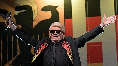 Viel Schwarz-Rot-Gold ist zu sehen, wenn Heino auf der B&uuml;hne singt.