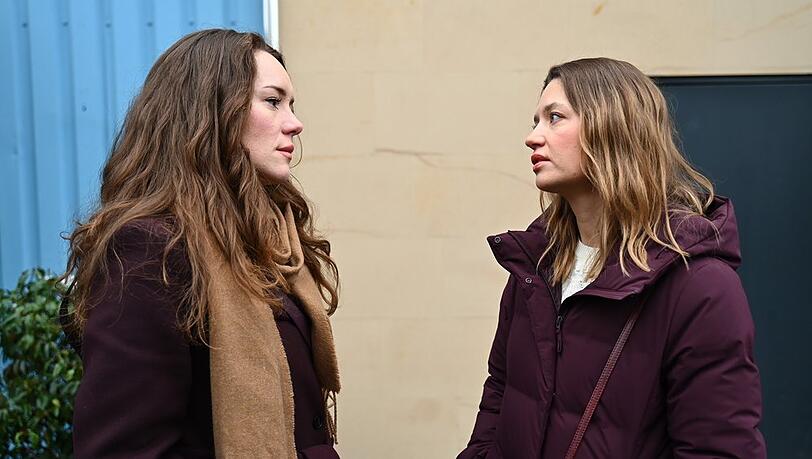 "Alles was z&auml;hlt": Nathalie (r.) setzt Emma (l.) unter Druck.